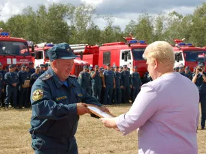  торжественный митинг, посвященный выводу наземной группировки спасателей из Конаковского района. Август 2014 год.
