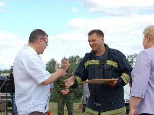  торжественный митинг, посвященный выводу наземной группировки спасателей из Конаковского района. Август 2014 год.